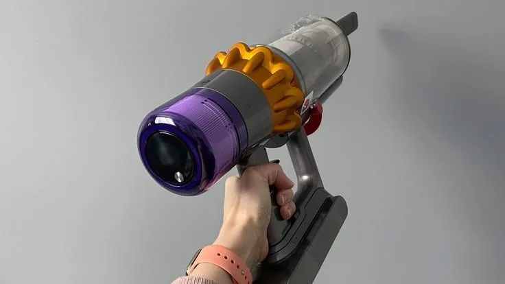 Dyson V15 Detect Absolute — видит пыль, убирает идеально — фото 1
