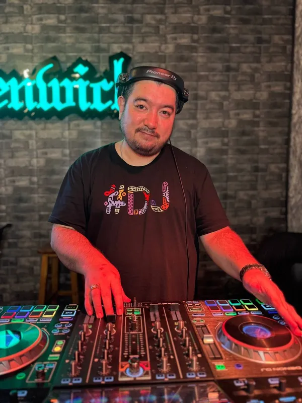 Виктор - Профессиональный Open-Format DJ (Мультиформатный Диджей)