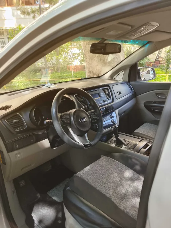 Shoshilinch Kia Carnival avtomobilini sotaman 1