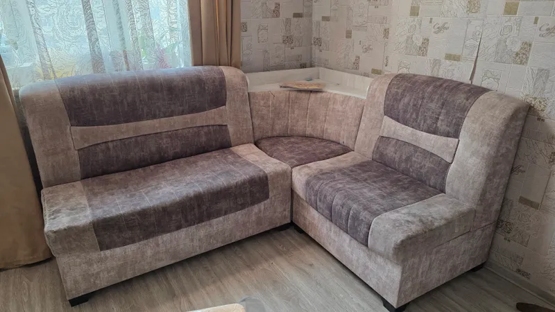 Ikki pufikli burchakli divan sotiladi. 2 Ikki pufikli burchakli divan sotiladi. 2