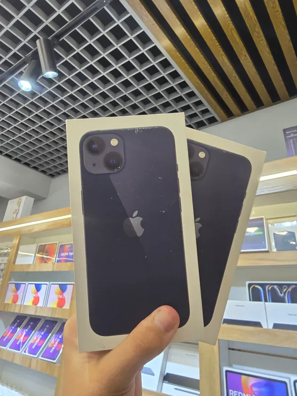 iPhone 13 iPhone 13