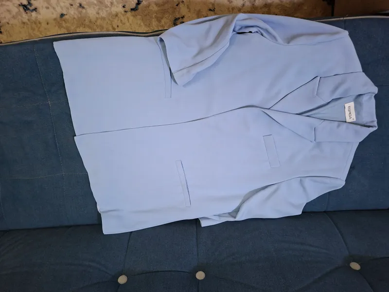 Продаётся костюм, размер 40, новый 3