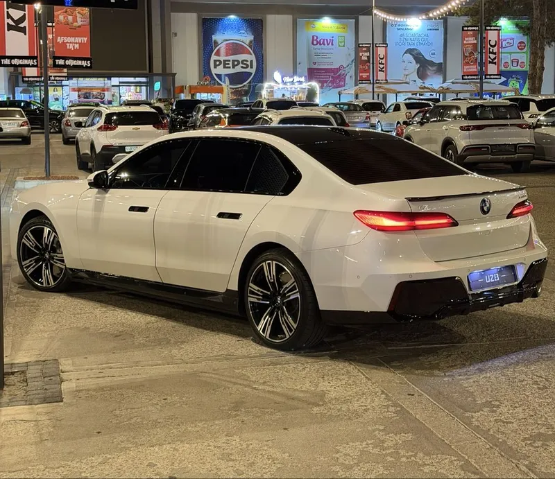 BMW i7 xDrive60 M Sport 2023 1