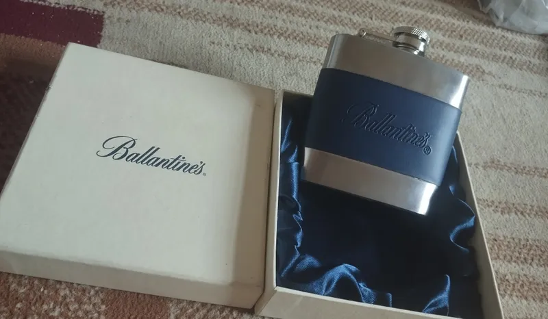Baxmal qoplamali qutidagi flaska