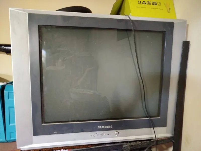 Televizor sotiladi srochna Televizor sotiladi srochna