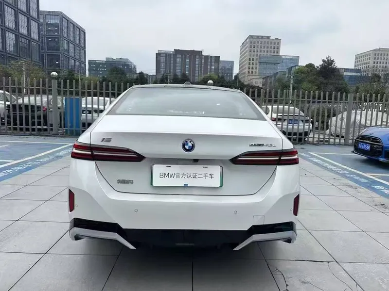 BMW i5 40L 2025 yil M-Sport — фото 2