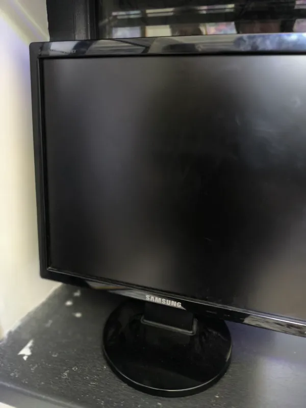 Monitor sotiladi Monitor sotiladi