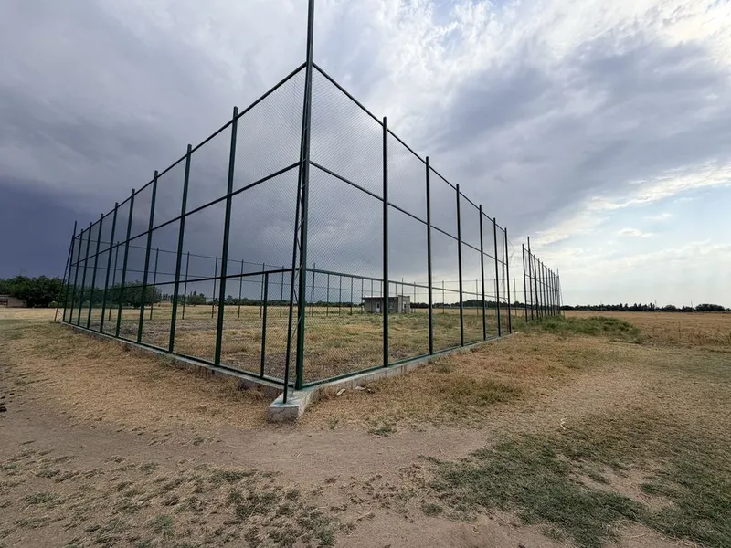 Sirdaryo shahar Ziyokor MFY 12 soth stadion sotiladi — фото 2
