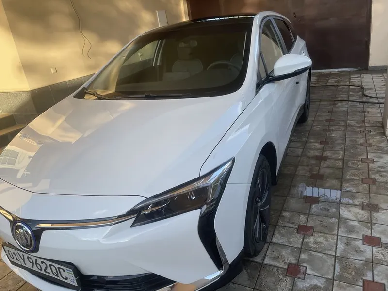 Своя машина в отличном состоянии buick velite 6