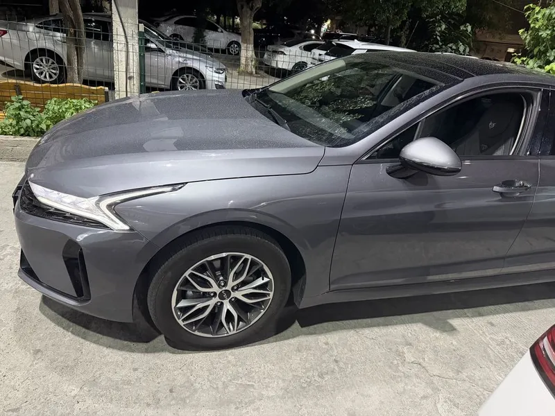 Kia K5 2024 Premium Presti 4 pozitsa mokri asfalt 3