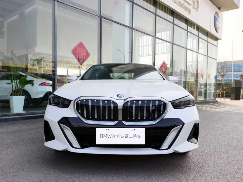 BMW i5 40L M-Soprt 2025 yil — фото 1