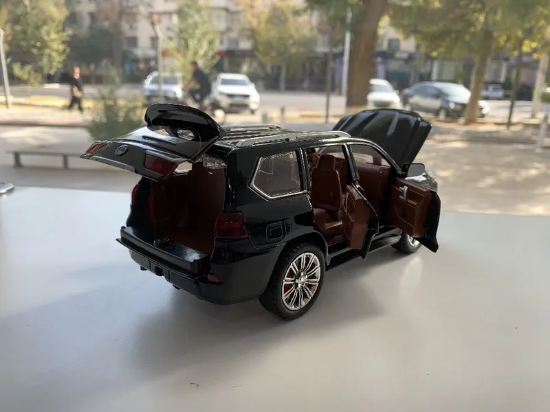 Modelka Lexus LX570 1:24 4