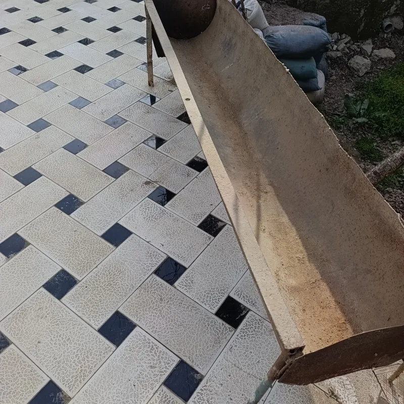 Qoʻy, mol va chorva uchun omuxta yem idish, oxur sotiladi, uzunligi 2m
