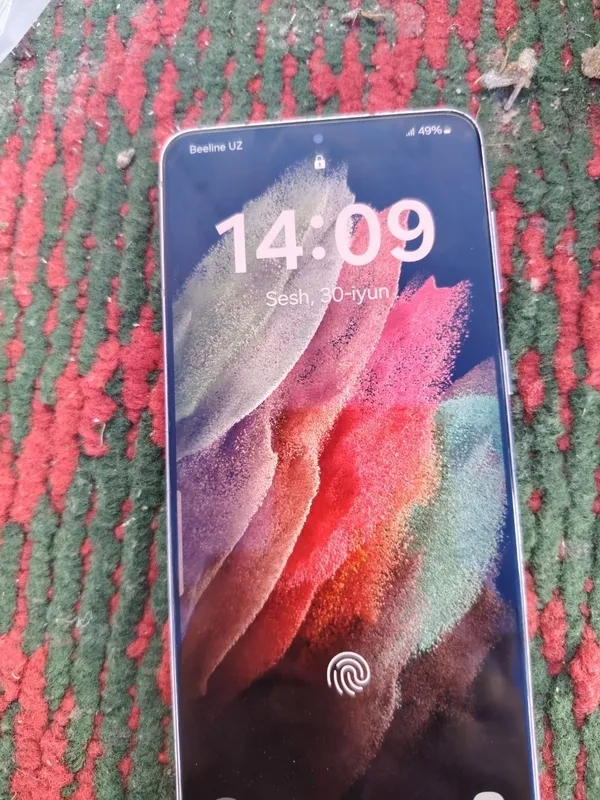 Galaxy S21+ 5G Aybi orqada qirilgan joyibor Galaxy S21+ 5G Aybi orqada qirilgan joyibor