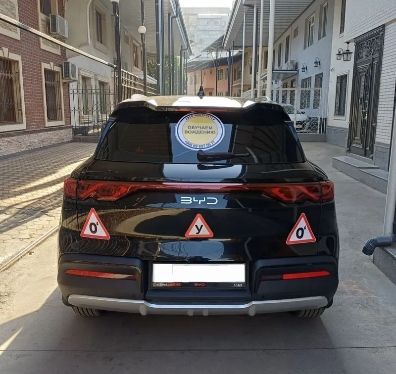 Авто инструктор на электромобиле