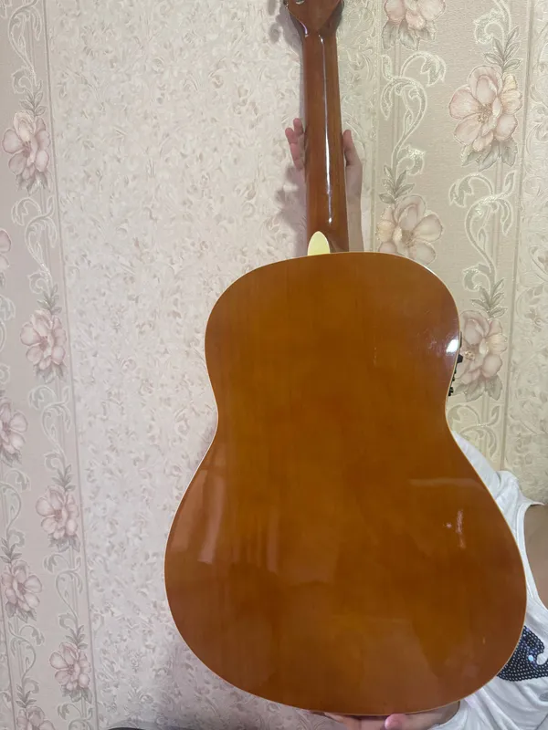 gitara sotiladi yangi holati 4 gitara sotiladi yangi holati 4
