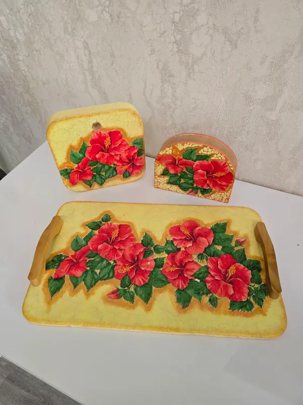 Поднос,салфетница и разделочная доска. 3