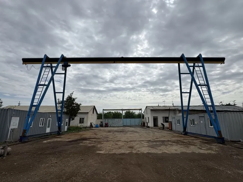 Kozlovoy kran (козловой кран), 5 tonna yuk koʻtara oladi