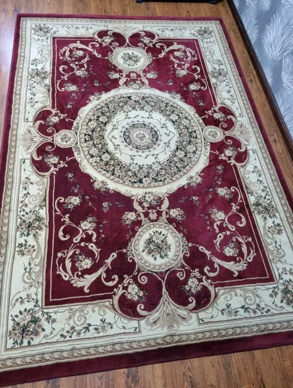 Gilam toza, yaxshi holatda, deyarli yangi 2