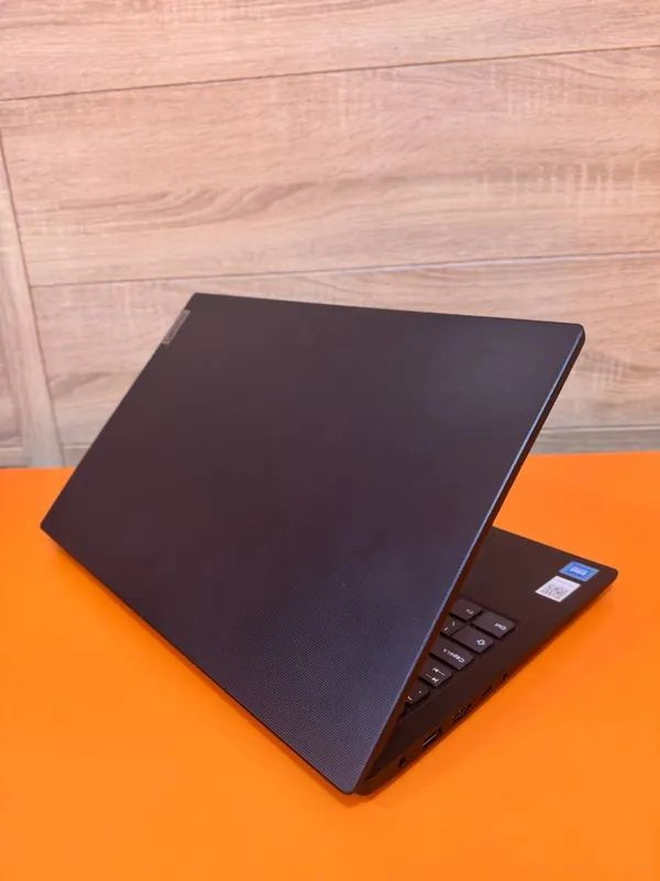 Ноутбук Lenovo V15 — фото 3