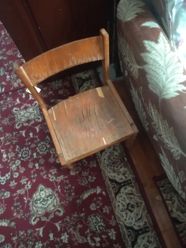 маленький деревянный стул