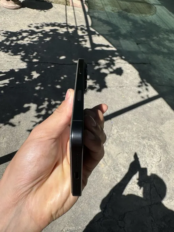 16 pro max 256gb Black Ekrani tepasida kichki dog bor 4