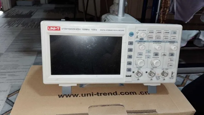 Двухканальный цифровой запоминающийся осциллограф UNI-T UTD2102CEX-EDU