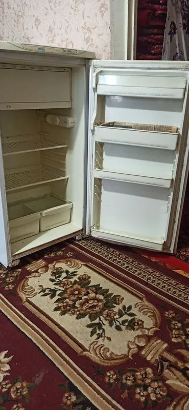 Продам рабочий холодильник. Только две ножки нет спереди 2