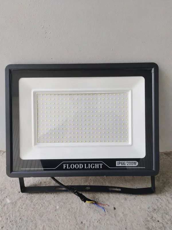 Продаётся прожектор 200w