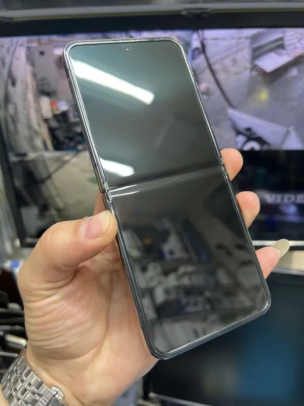 Samsung Z Flip4 — фото 2