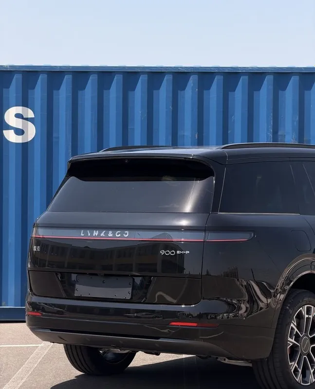 LYNK&CO 900: чёрный с белым 3 LYNK&CO 900: чёрный с белым 3