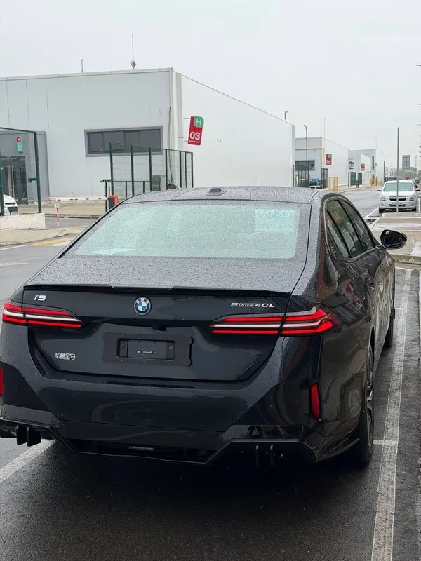 Bmw i5 40l 2025-Yil +dop option 4K Tv+ HUD 14.700Km KRASKA TOZZA!!! — фото 1