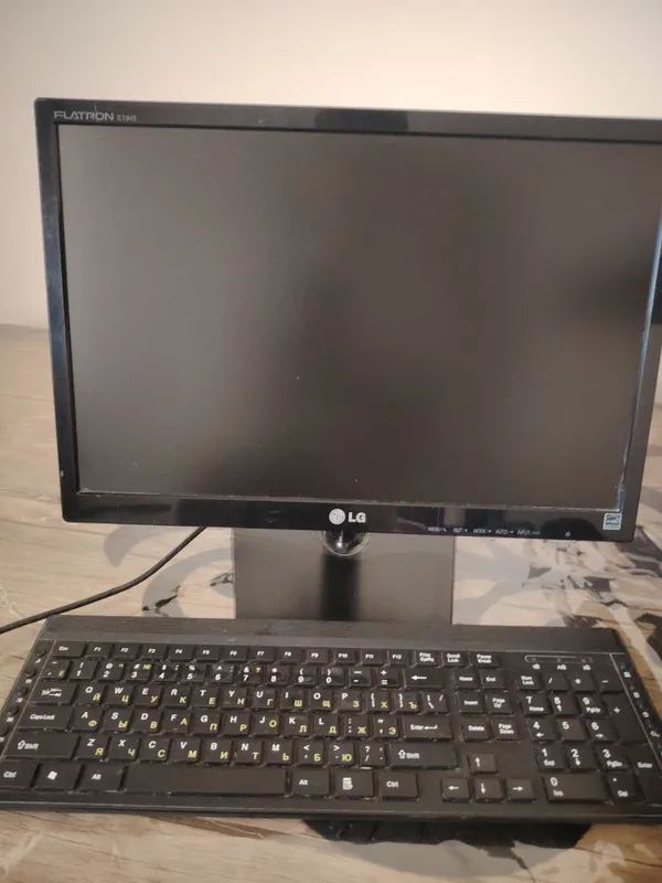 Windows 7 monitor va klavitura.