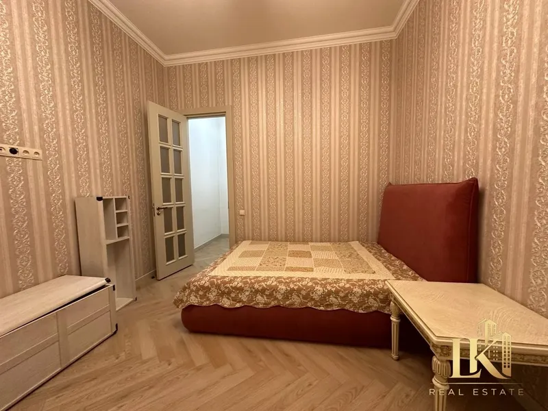 Продаётся просторный дом с качественным ремонтом, полностью меблированный и укомплектованный техникой, с 4 спальнями, 4 санузлами, летней кухней, подземным гаражом и парковкой, идеально для семьи или аренды — фото 5