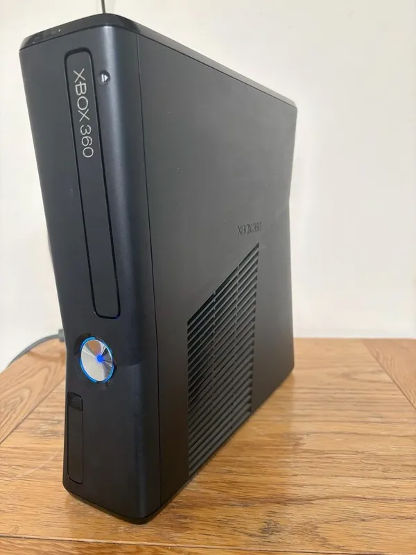 Xbox 360 S без джойстика и работает только с диском 1