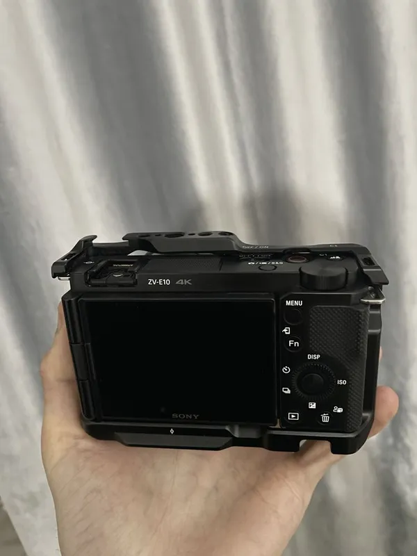 Sony ZV-E10 + клетка — фото 1