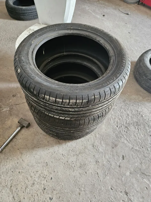 Goodyear balloni 215/55 R17 3 Goodyear balloni 215/55 R17 3