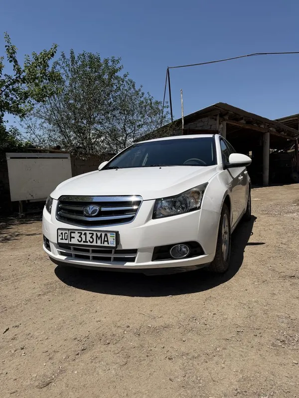 Lacetti Cruze sotiladi.