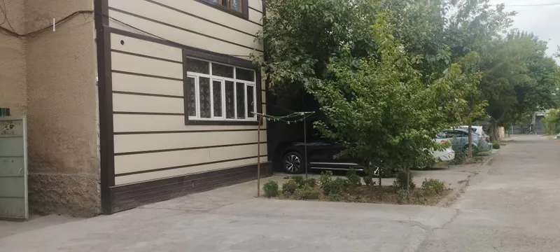 Квартира сентр Кибрая первый этаж с местами 2 машин есть стяжка огород 1