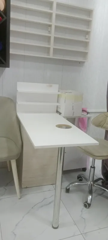 salon uchun manikyur stol kompleti bilan 1