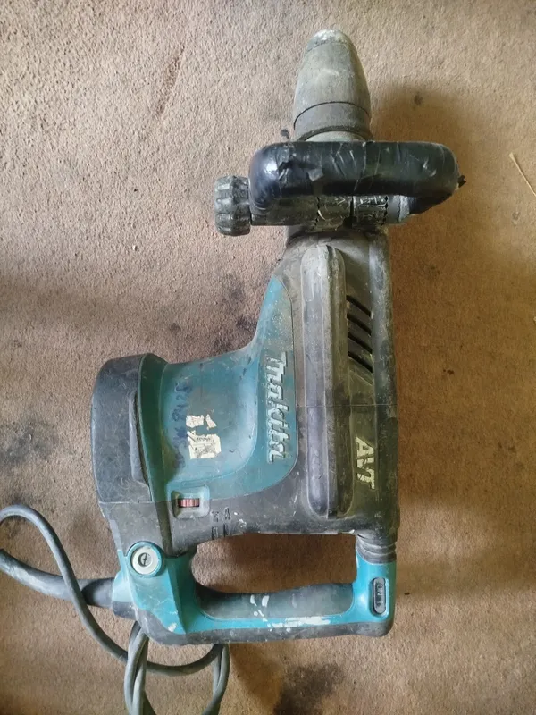 Makita Hm1213c antivibrasioniy otboynik sotiladi, yakor quyish kerak