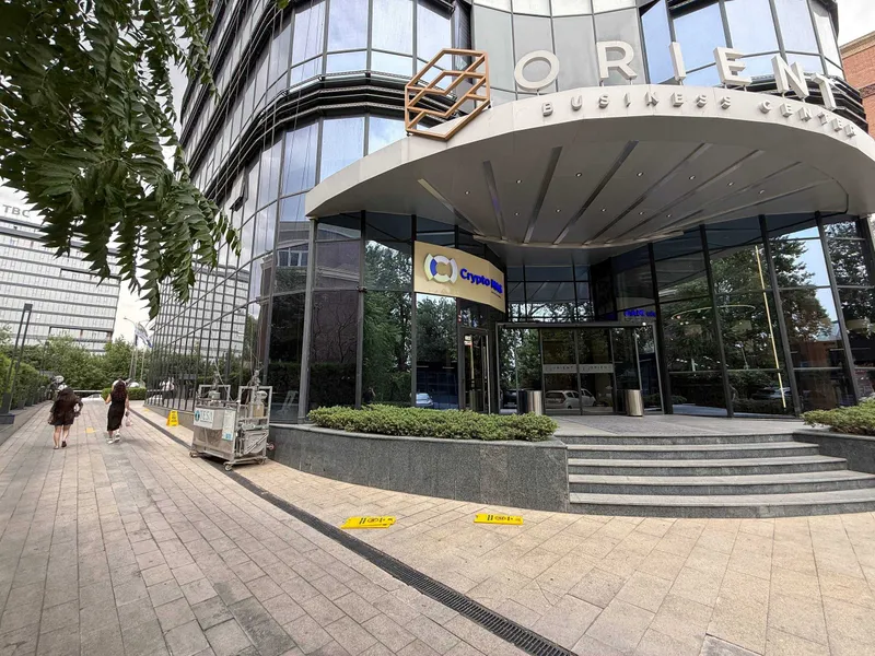 Аренда коммерческого помещения 74 кв в БЦ ORIENT / первый этаж — фото 1 Аренда коммерческого помещения 74 кв в БЦ ORIENT / первый этаж — фото 1