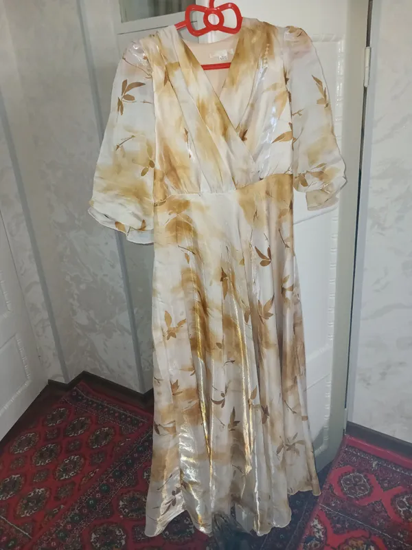 Toy bazmlarga mos kuylak sotiladi