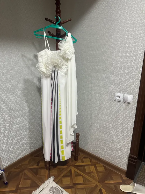 Tantanali chiqish uchun ko‘ylak, uzun, astarli. 2