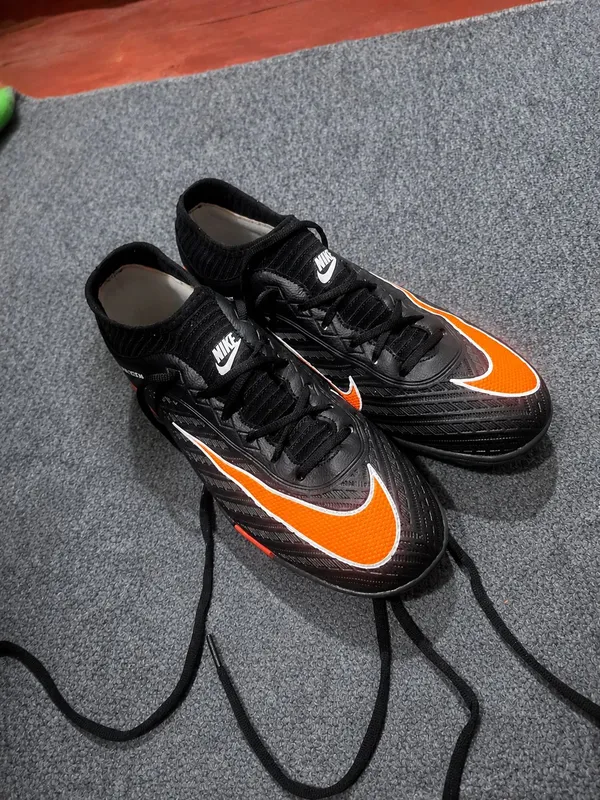 fudbol uchun butsi va sarkinoshka Nike