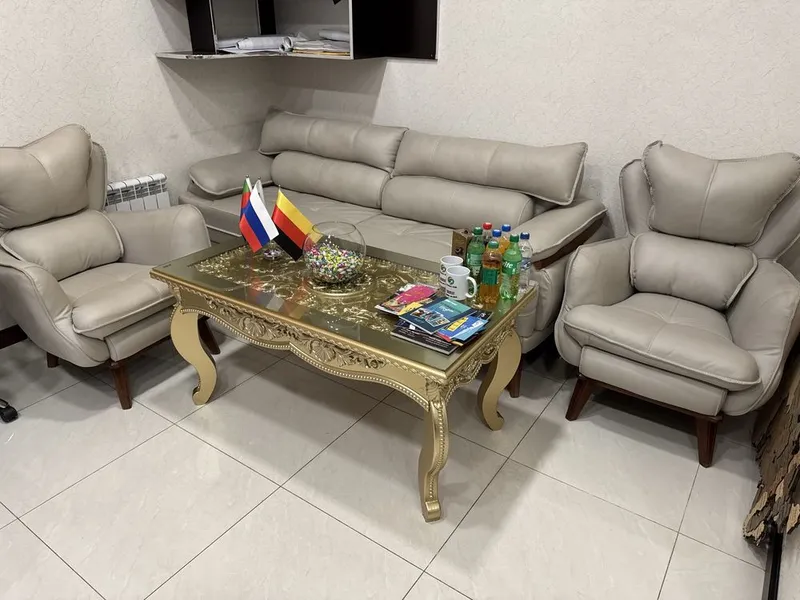 Диван два кресло и стол очень хорошем состаяние