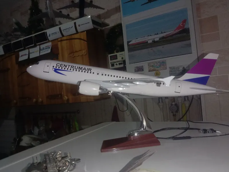 Airbus A380-800 Airbus A320-214 8