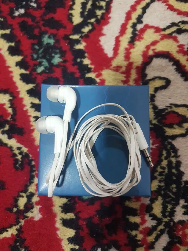 Oq simli naushnik sotiladi 2 Oq simli naushnik sotiladi 2