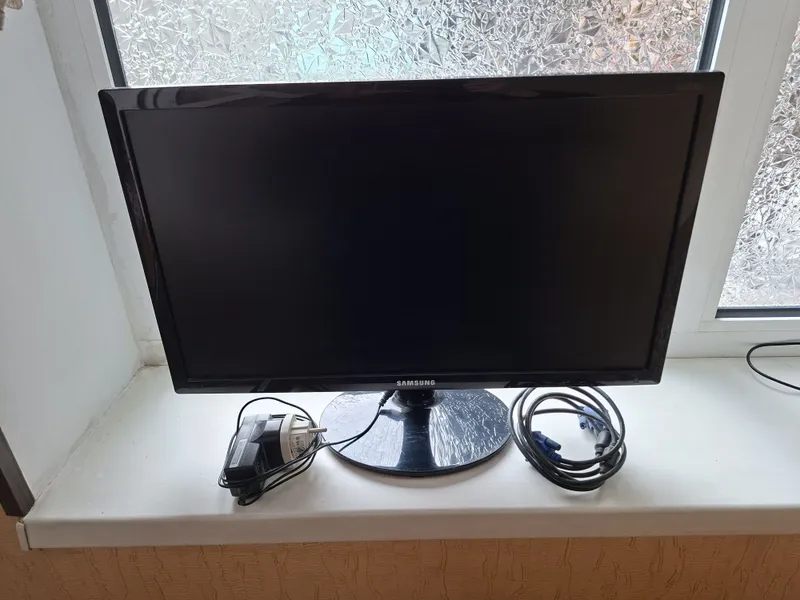 Samsung S22D300 monitor.