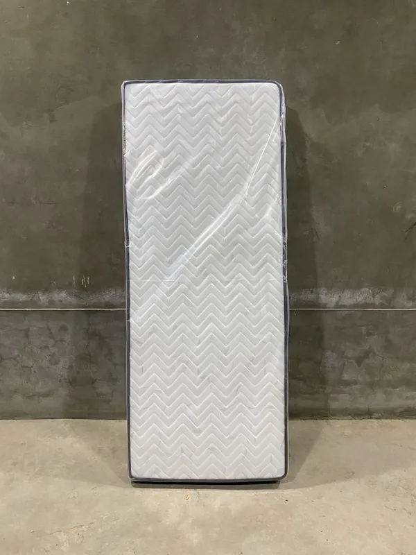 Matras sotiladi!!! 80 sm eni uzunligi 1,90 balandligi 20 sm
